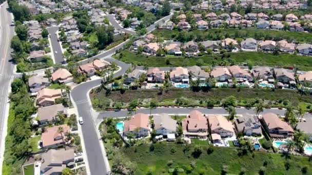 Vue aérienne de communautés privées planifiées avec de grandes villas avec piscine, Mission Viejo .