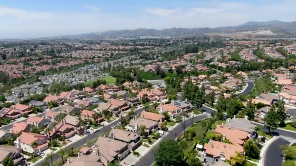 Veduta aerea di comunità private masterplan con grandi ville con piscina, Mission Viejo . — Video Stock