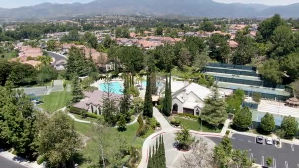 在Mission Viejo的私营住宅社区设有游泳池的康乐设施的空中景观, — 图库视频影像