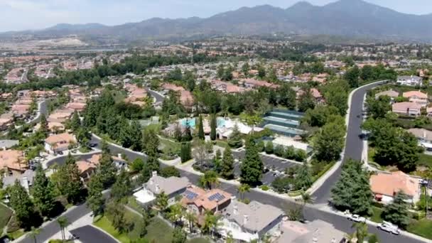 Letecký pohled na rekreační zařízení s bazény v soukromé rezidenční komunitě, Mission Viejo — Stock video