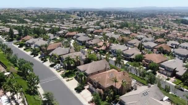 Vista aérea de comunidades privadas com grandes moradias com piscina, Mission Viejo . — Vídeo de Stock