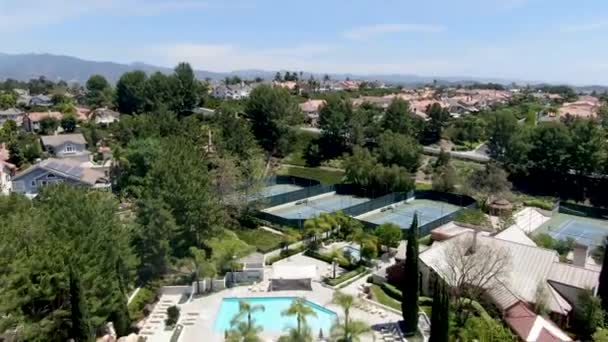 Luchtfoto van recreatiefaciliteiten met zwembaden in particuliere residentiële gemeenschap, Mission Viejo — Stockvideo