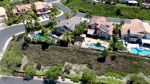 Vue aérienne de communautés privées planifiées avec de grandes villas avec piscine, Mission Viejo . — Video