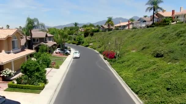 Vista aérea de calle en comunidades privadas con grandes villas con piscina, Misión Viejo . — Vídeo de stock