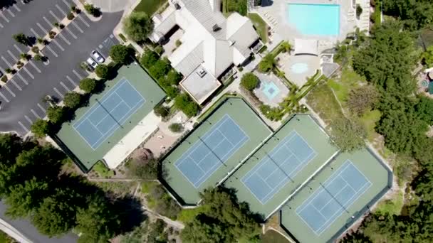 Vista aérea de instalaciones recreativas con piscinas en comunidad residencial privada, Mission Viejo — Vídeo de stock
