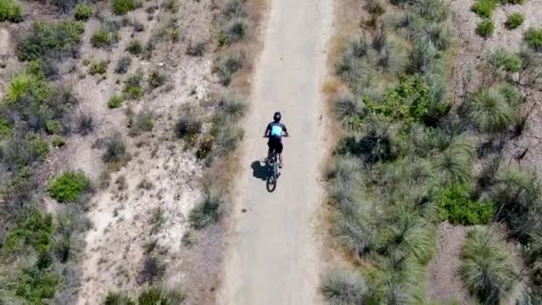 Flygfoto över ridning mountainbike i en liten singletrack spår i berget. — Stockvideo