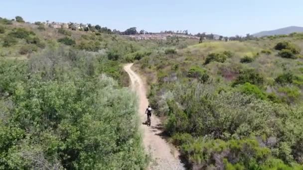 Flygfoto över ridning mountainbike i en liten singletrack spår i berget. — Stockvideo