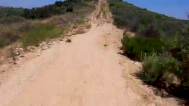 Dağda küçük bir patikada dağ bisikleti sürme zamanı..