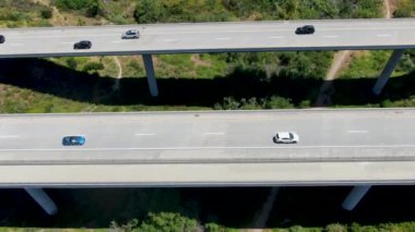 Karayolu köprüsünün havadan görünüşü, yeşil tepelerin arasındaki vadide viyadük desteği..