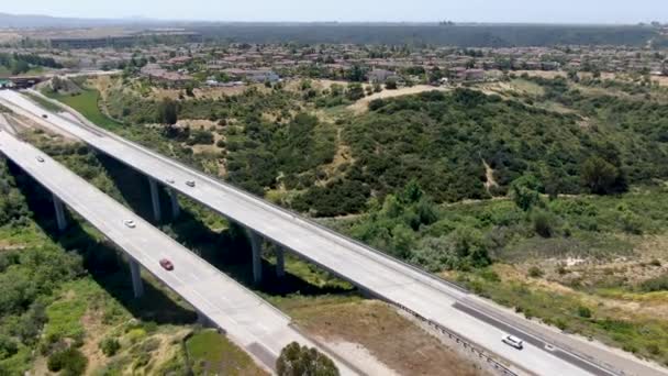 Flygfoto över väg motorvägsbron, viadukt stöd i dalen bland de gröna kullarna. — Stockvideo