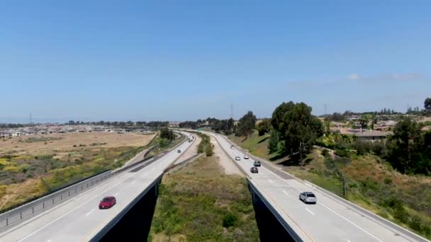 Flygfoto av viaduc och motorväg, motorväg väg med fordon i rörelse — Stockvideo