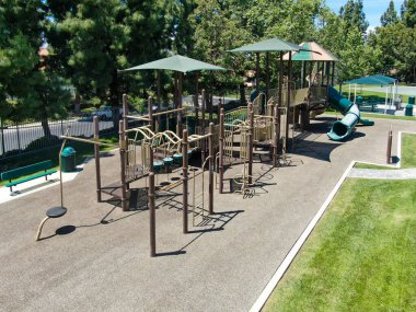 Mission Viejo 'daki çocuk parkında eğlence tesisleri, 