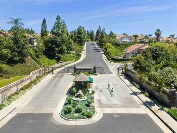 Entrance to a gated large-scale weatlhy residential private community, California — Stock Photo, Image