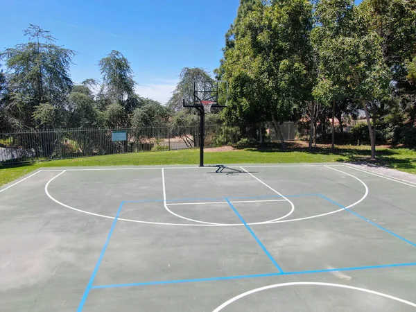 Отдых с баскетбольной площадкой в жилом парке в Миссии Вьехо , — стоковое фото