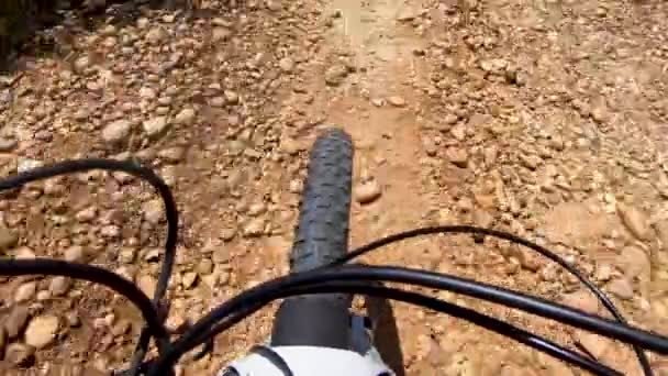 POV, Rrding mountainbike i en liten singletrack dammiga spår i berget. — Stockvideo