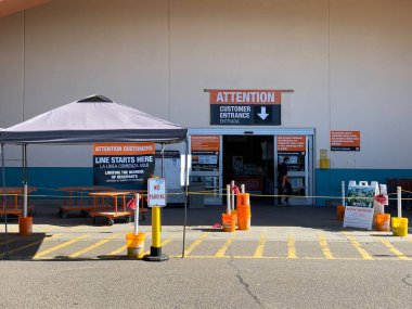 COVID-19 salgını sırasında Home Depot 'a giriş. Coronavirus virüsü sosyal mesafesi.