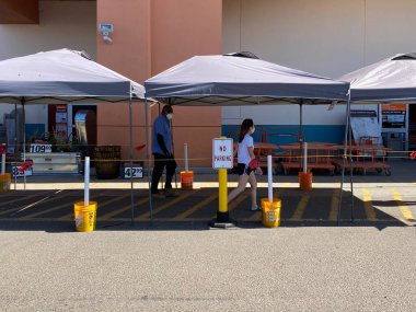 COVID-19 salgını sırasında Home Depot 'a giriş. Coronavirus virüsü sosyal mesafesi.