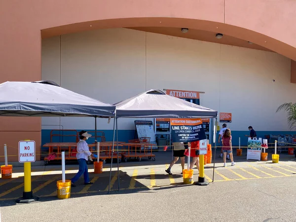 COVID-19 salgını sırasında Home Depot 'a giriş. Coronavirus virüsü sosyal mesafesi.
