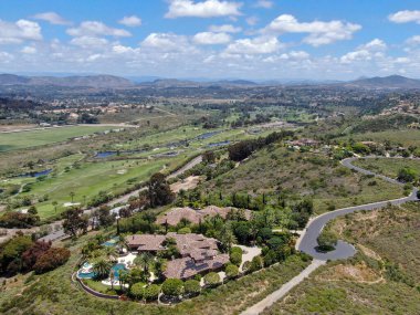 Vadideki golf sahasının yanında havuzlu büyük lüks bir villa var.