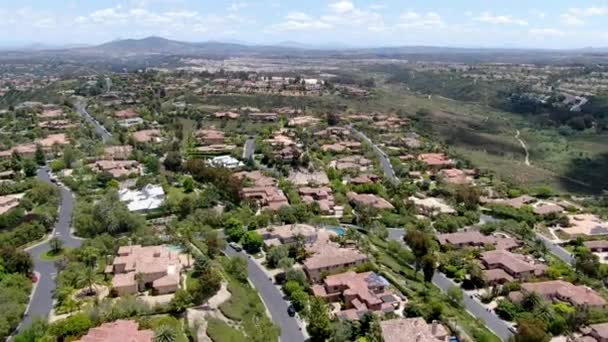 Vista aérea del barrio de clase alta con gran villa en el valle, San Diego — Vídeos de Stock