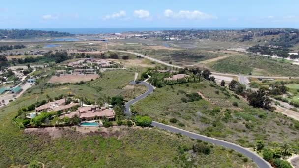 Vista aérea del barrio de clase alta con gran villa en el valle, San Diego — Vídeo de stock