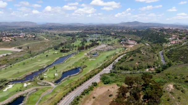 Vista aérea de un campo de golf verde en el sur de California — Vídeo de stock