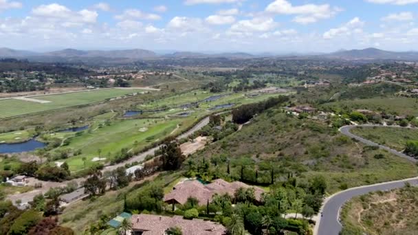 Große Luxusvilla mit Pool neben Golfplatz im Tal — Stockvideo