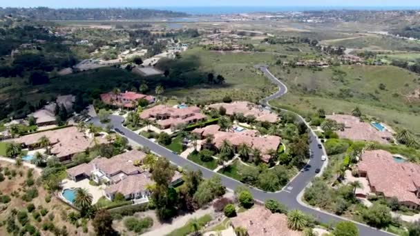 Vue aérienne d'un quartier de grande classe avec grande villa dans la vallée, San Diego 