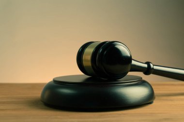 Adalet dağıtma veya bir arka plan ışık ve gölge ile satış fiyatları aşağı knocking ahşap mezatçı veya hakimler tokmak