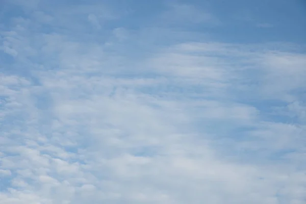 Açık mavi gökyüzü kullanım için arka plan beyaz bulutlar