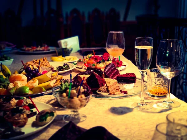 Gün ışığında bir masada yer ve içer..