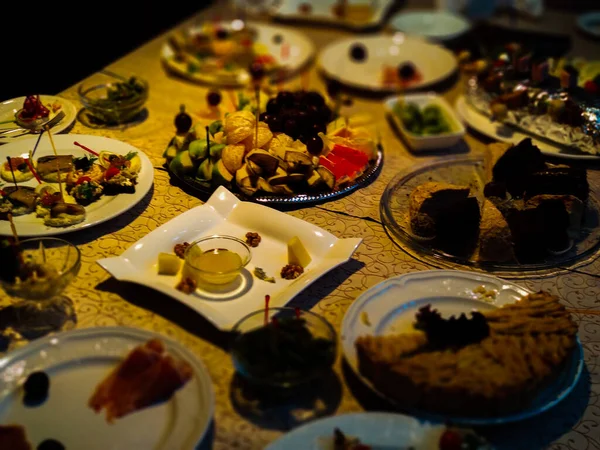 Gün ışığında bir masada yemek yiyor..