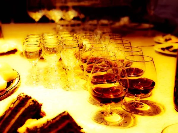 Parlak bir masada içkili kadehler..