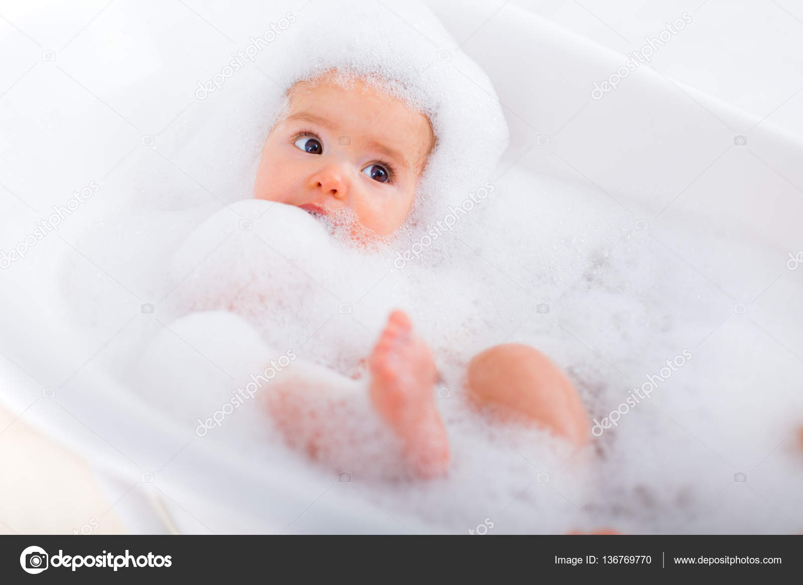 https://st3.depositphotos.com/1809100/13676/i/1600/depositphotos_136769770-stock-photo-bubble-bath-foam.jpg