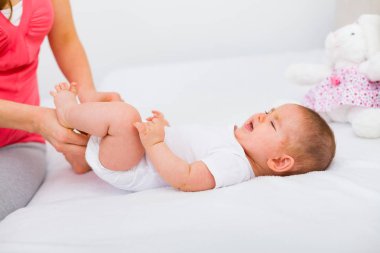 Clotes bebek üzerinde koyarak