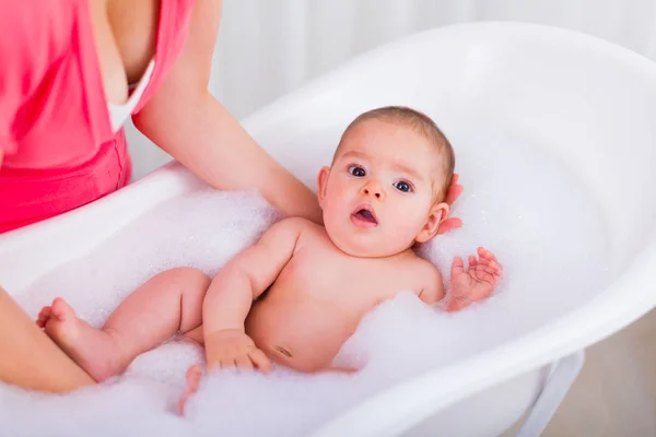 Splashing with mom — Stock Photo, Image