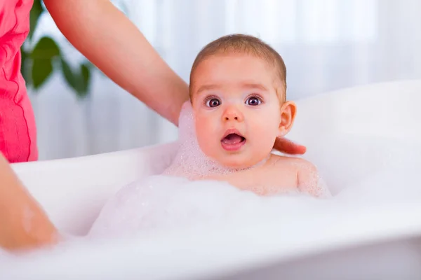 Obtener agua limpia — Foto de Stock