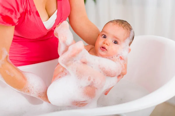 Burbuja baño divertido con mamá — Foto de Stock