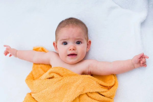 Cama de bebé con muecas —  Fotos de Stock