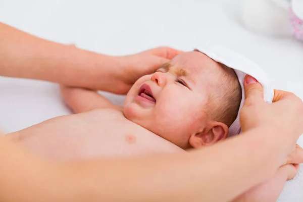 Protesterende baby thuis — Stockfoto