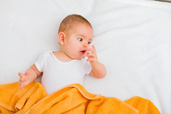 Colocar al bebé en la cama — Foto de Stock