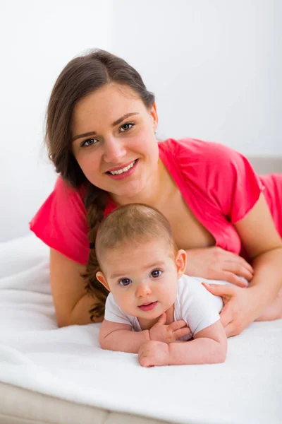 Acurrucarse madre e hijo — Foto de Stock