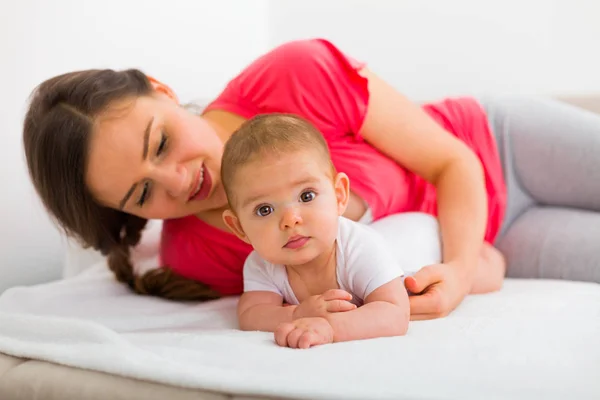 Abrazo de amor maternal — Foto de Stock