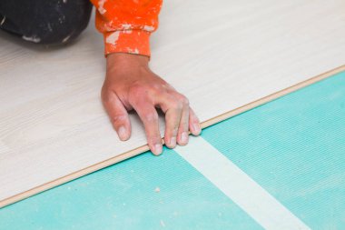 Laminat zemin ahşap doku ile yükleme