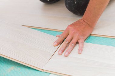 Laminat zemin ahşap doku ile yükleme