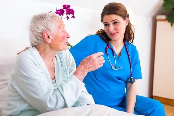 Tür Hemşire hasta kadın kıdemli dinleme