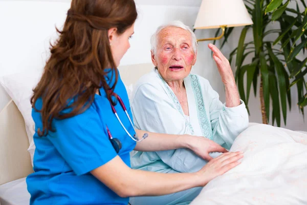 Krankenschwester mit viel Geduld — Stockfoto