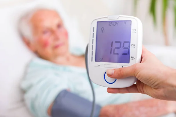 Very good blood pressure of senior woman — Stock Photo, Image