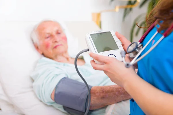 Adicione seus dados de pressão arterial — Fotografia de Stock