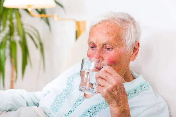 Donna anziana acqua potabile — Foto Stock